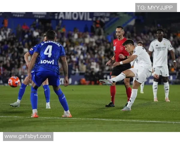 法甲联赛巴黎圣日耳曼主场大胜尼斯，卡瓦尼梅开二度表现出色