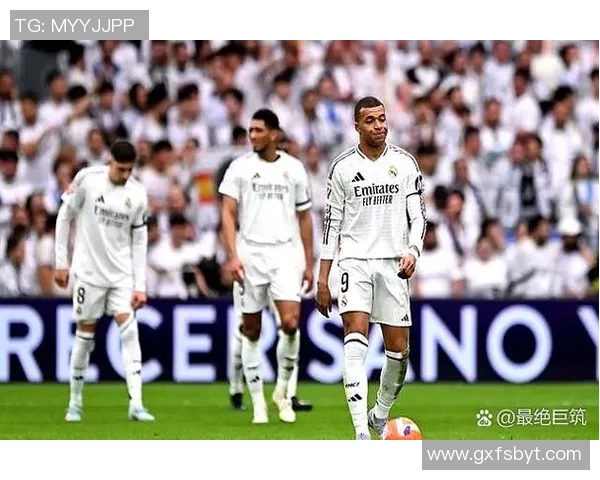 皇马主场惨遭惊吓!球迷高空投掷道具,比赛暂停处理事件 皇马主场惨遭惊吓!球迷高空投掷道具,比赛暂停处理事件